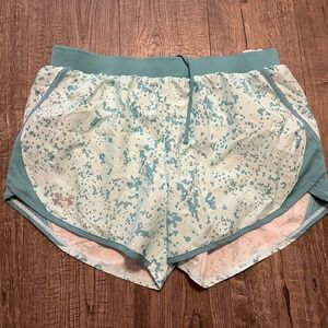 Workout shorts women under armour size medium